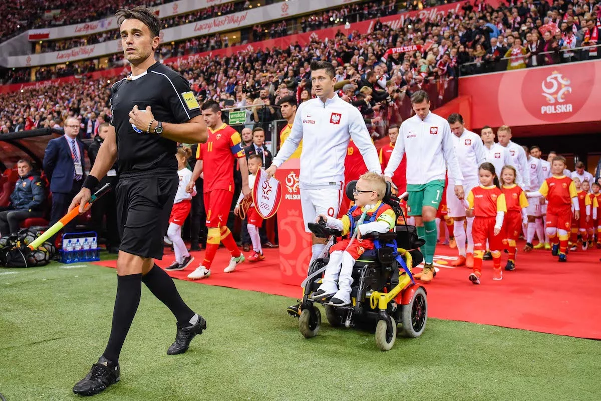 Robert Lewandowski wychodzi na boisko razem z Frankiem