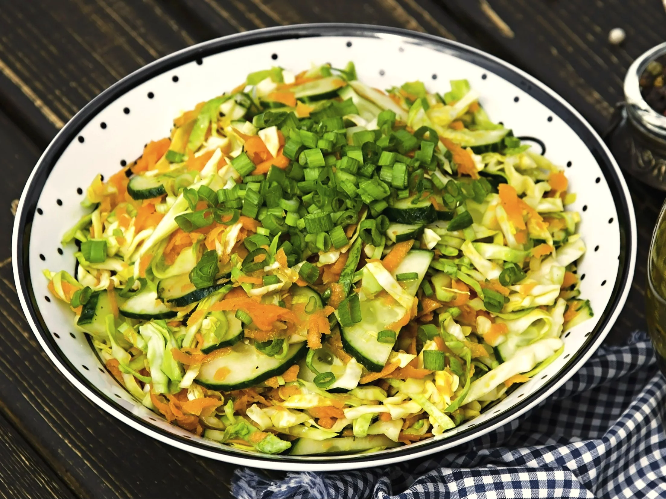 Surówka z białej kapusty, marchewki i ogórka