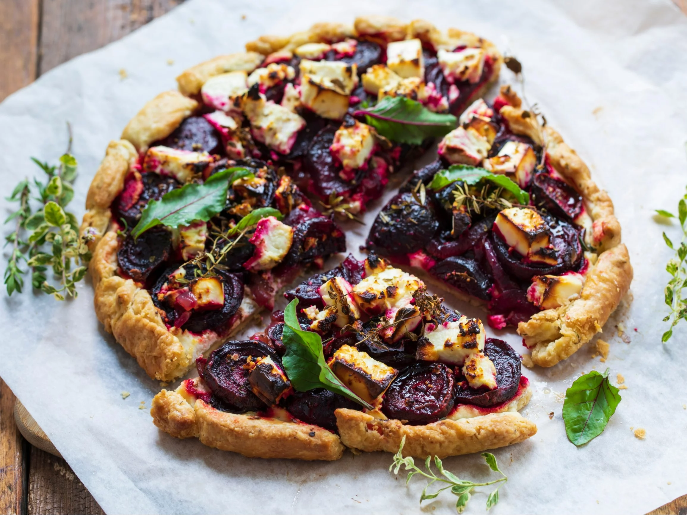 Galette z burakami, betą i czerwoną cebulą