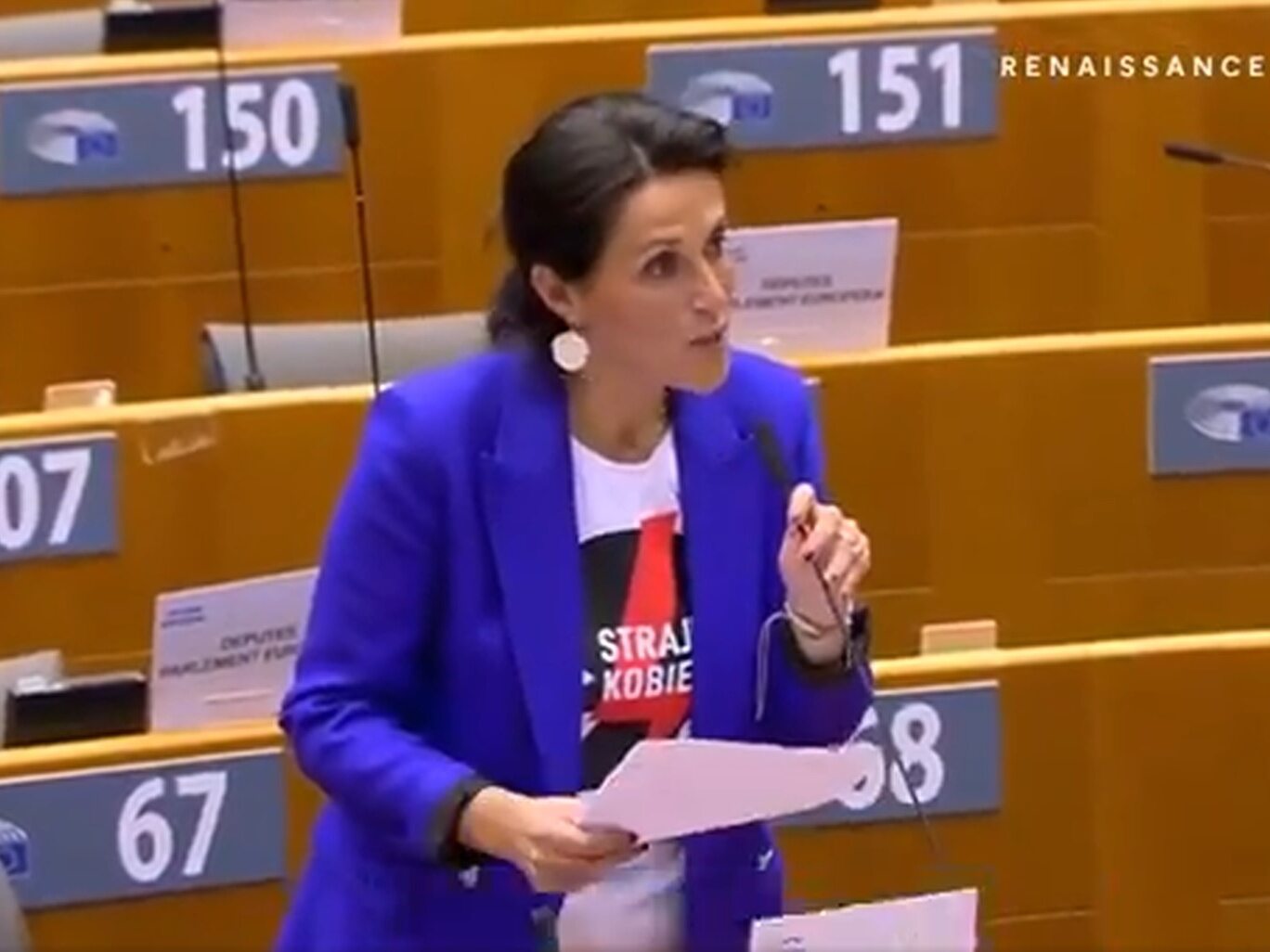 Ministre français accusé d’avoir violé des patientes.  Dans l’EP, elle portait des T-shirts avec le logo Women’s Strike – Wprost