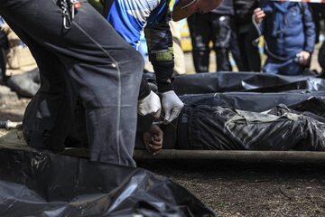 Ciała ofiar cywilnych na Ukrainie, pakowane w worki