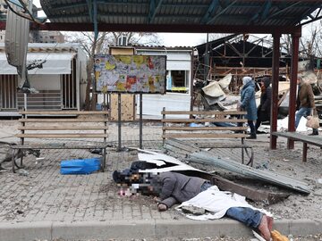 Ciała zabitych mieszkańców Mariupola leżące na przystanku, 3 kwietnia