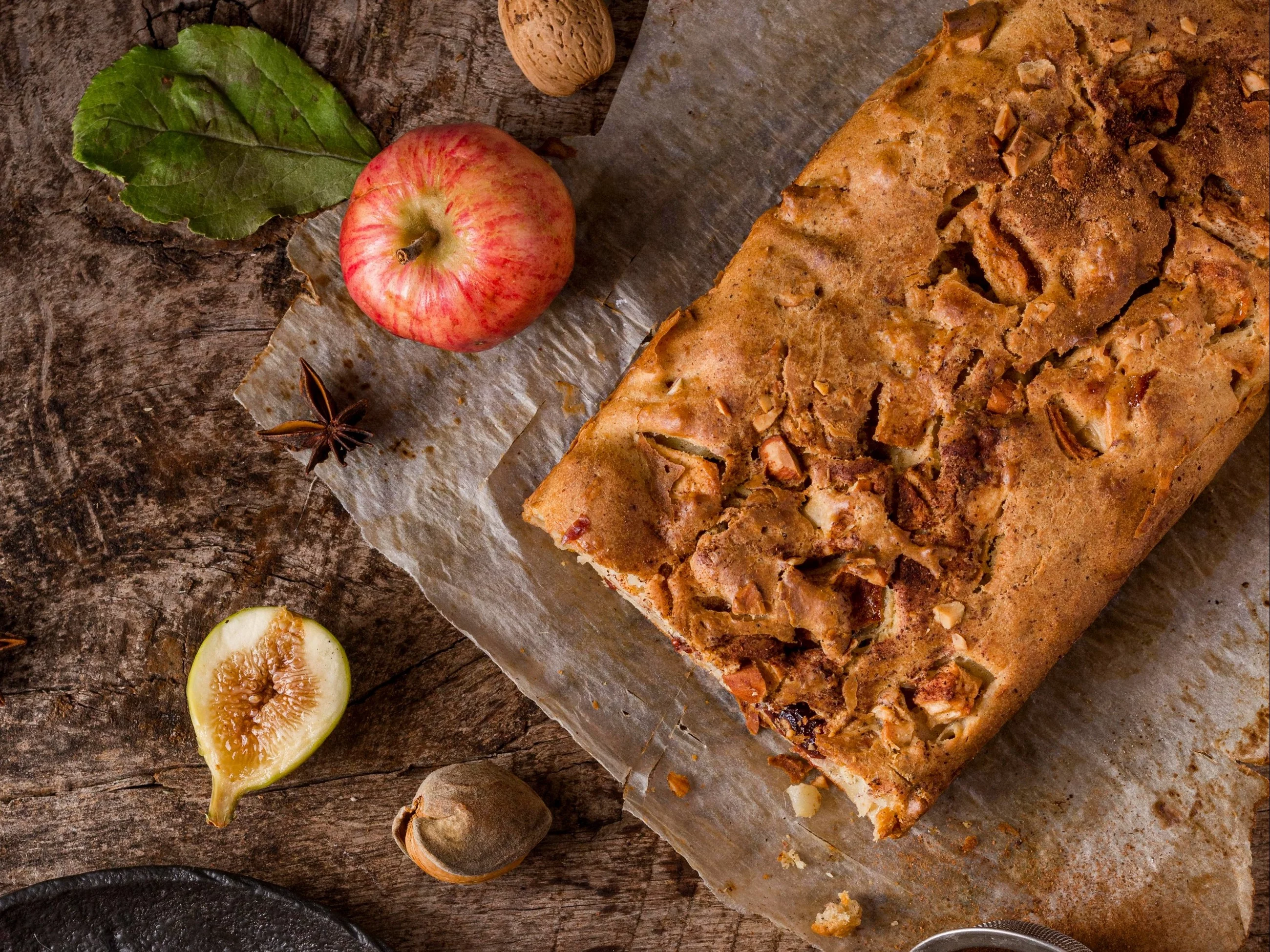 Biorę szklankę płatków owsianych i jabłka. Robię z nich ekspresowe i zdrowe ciasto