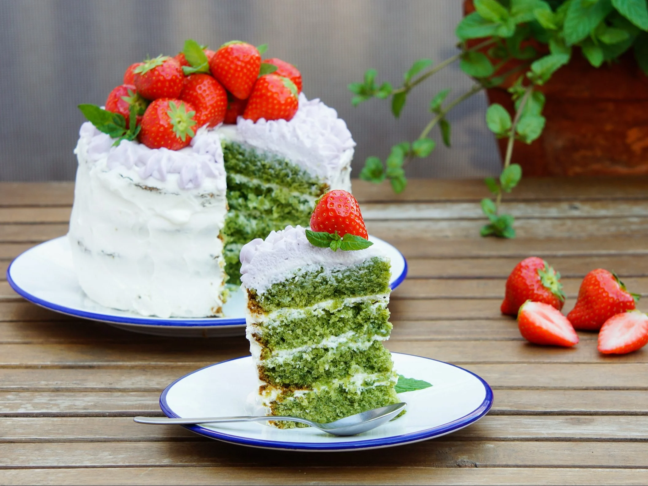 Ciasto szpinakowe z mascarpone i truskawkami