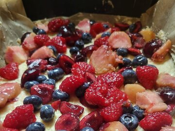 Ciasto z orzechami i letnimi owocami