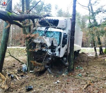 Ciężarówka uszkodzona w wypadku w Siemieniu