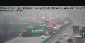 Ciężarówka z kontenerem Evergreen blokujący autostradę w Chinach