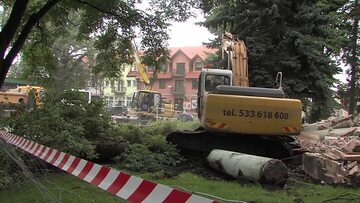 Ciężkie maszyny burzą mauzoleum w Trzciance