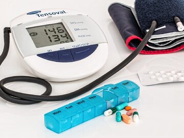 Ciśnieniomierz i tabletki
