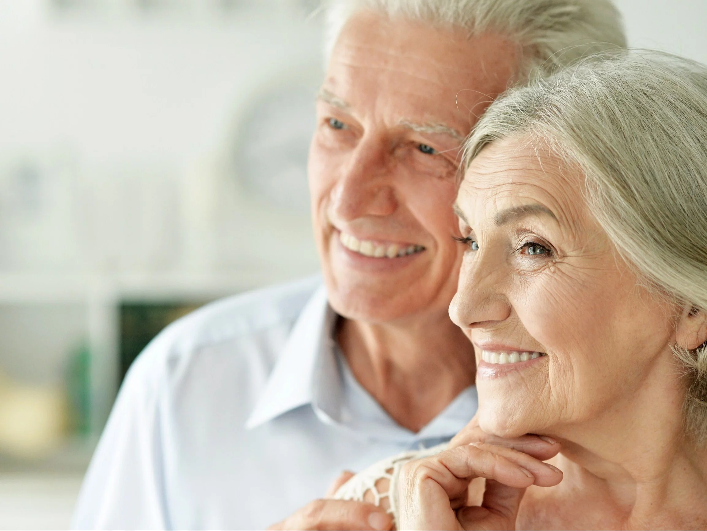 Seniorzy posiadający legitymację emeryta mogą korzystać z wielu przywilejów