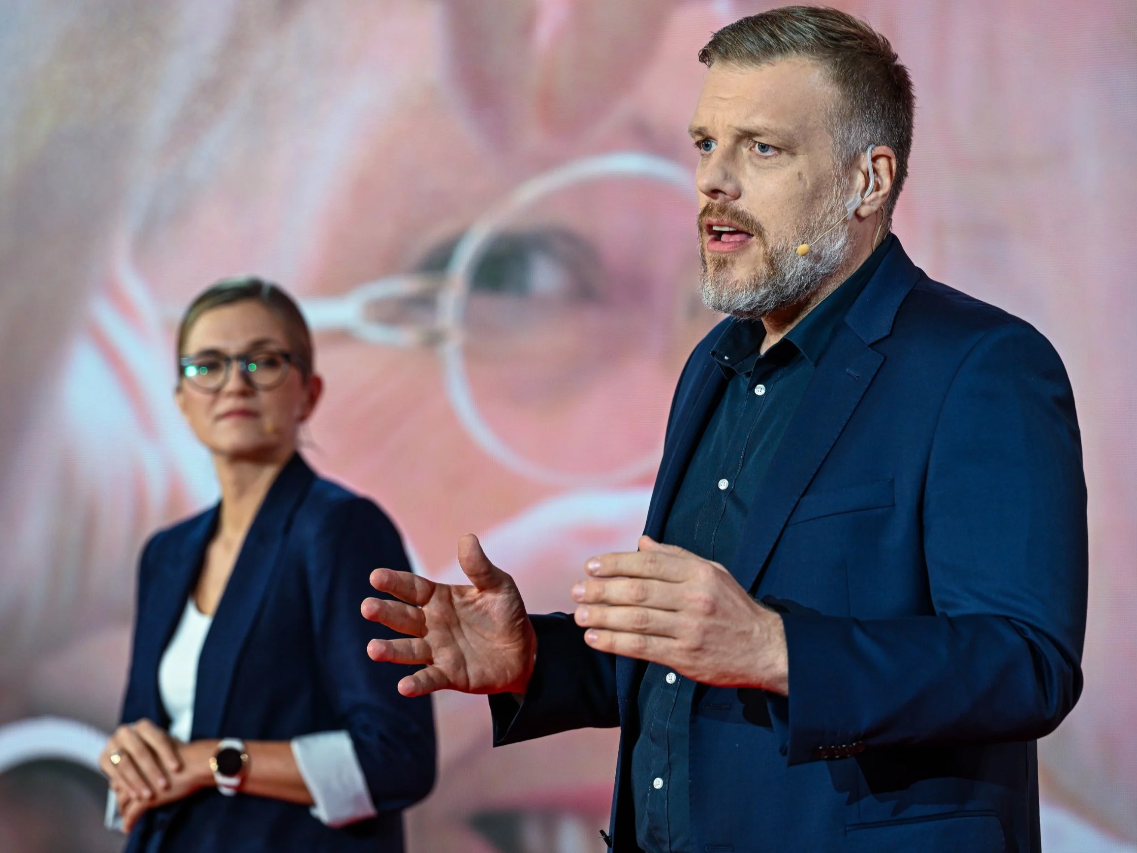 Adrian Zandberg i Magdalena Biejat podczas konwencji Lewicy w trakcie kampanii parlamentarnej w 2023 roku