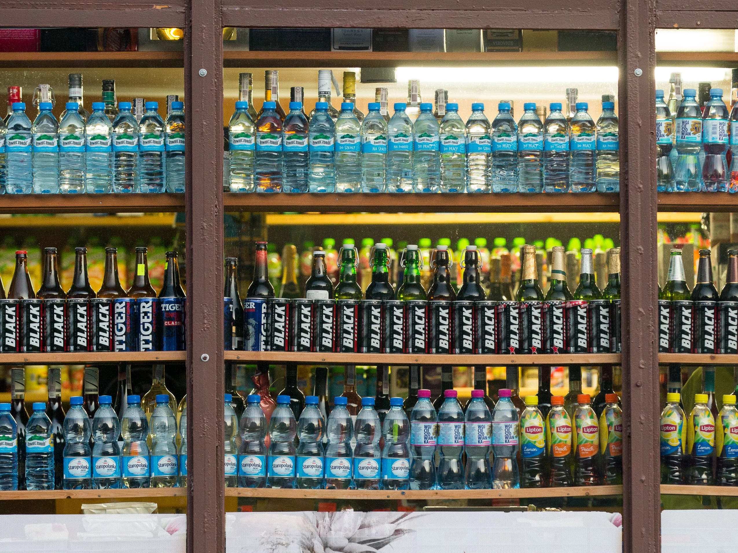 Napoje i energetyki na sklepowej półce