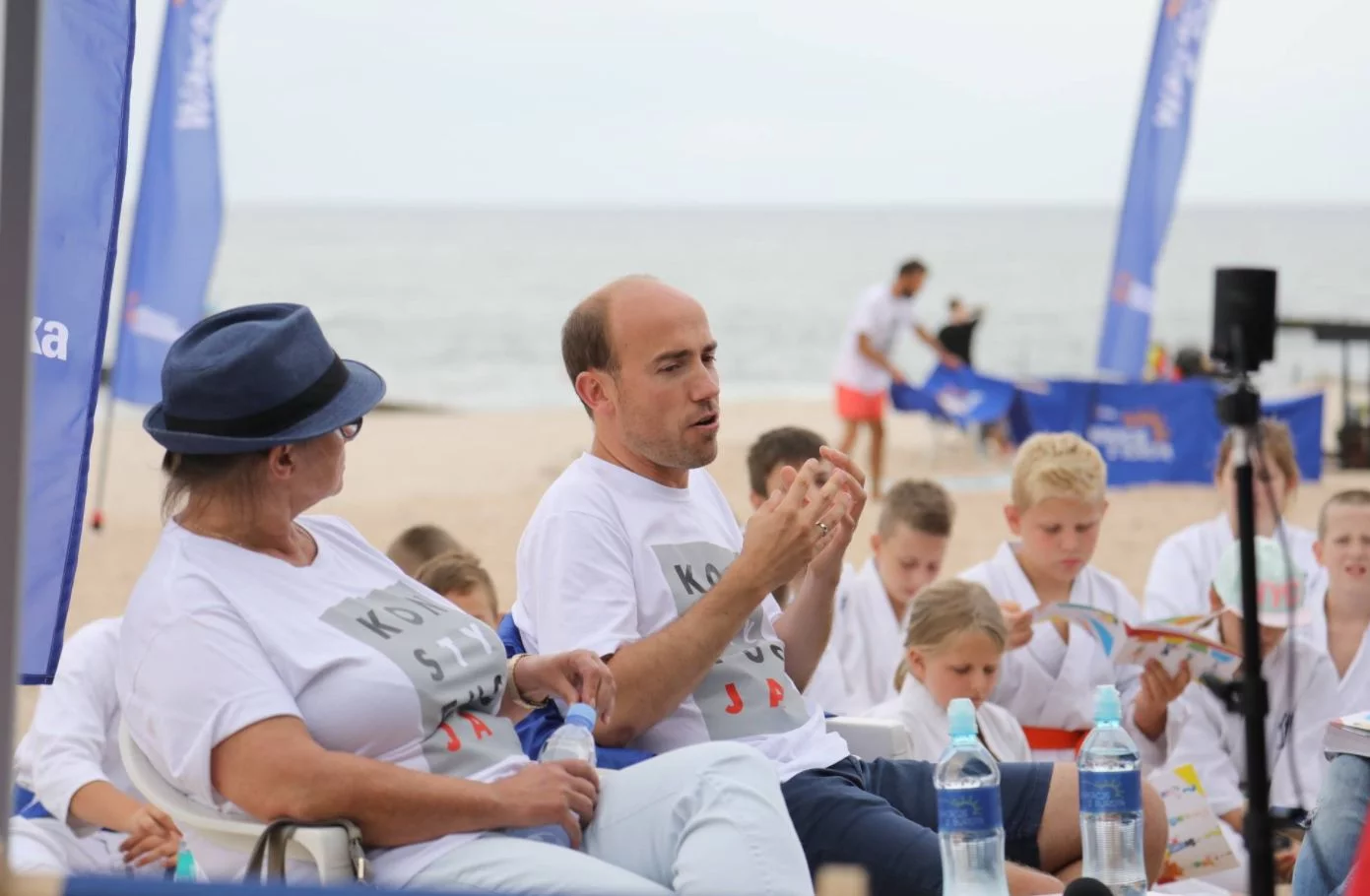 Borys Budka na plaży w Rowach