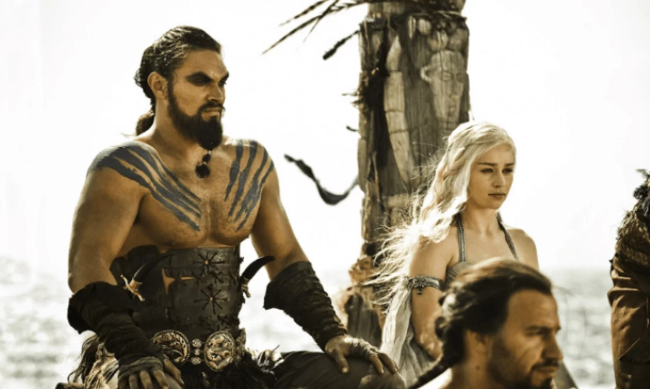 Khal Drogo (Jason Momoa) i Daenerys (Emilia Clarke)