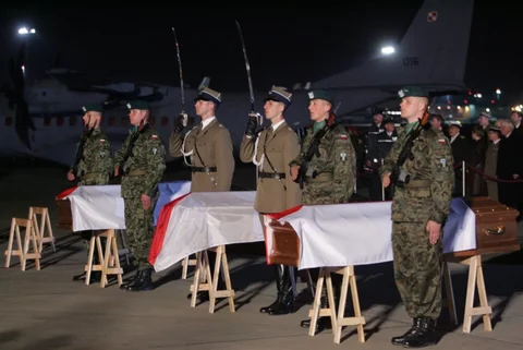 Istnieje wiele hipotez co do tego co wydarzyło się w Smoleńsku (fot. DAMIAN BURZYKOWSKI / newspix.pl)