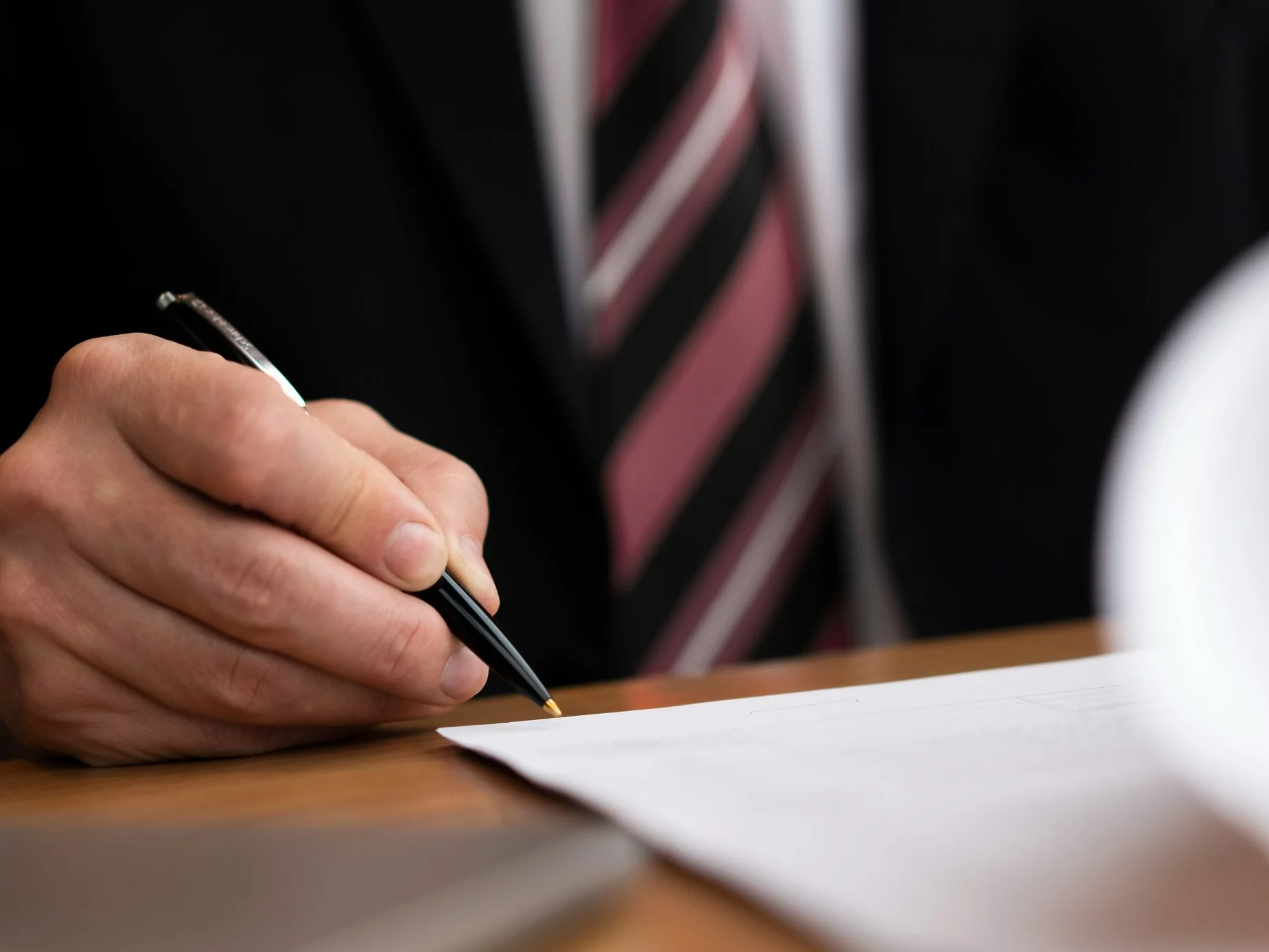 Mężczyzna podpisujący dokumenty