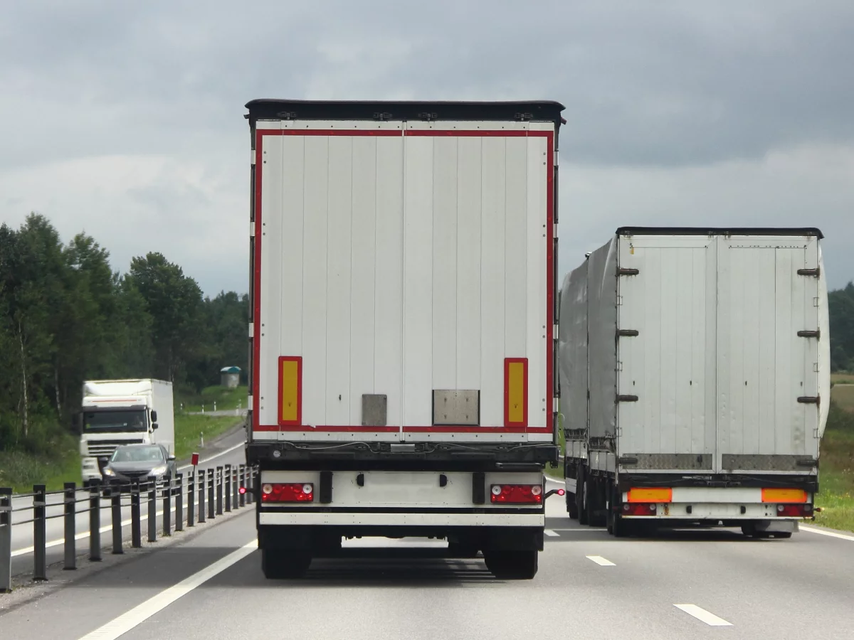 Wyprzedzające się na autostradzie TIR-y