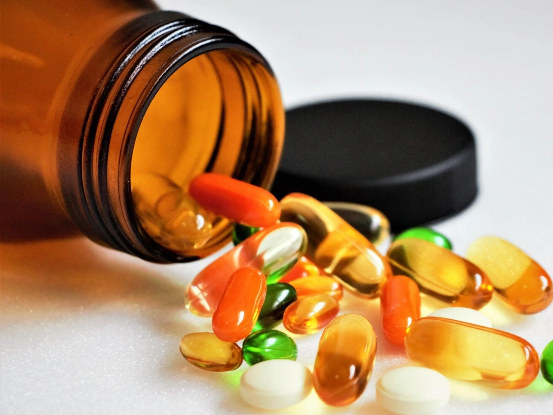 Bierzesz te witaminy? Ekspertka ostrzega: większość popełnia ten błąd i wyrzuca pieniądze w błoto