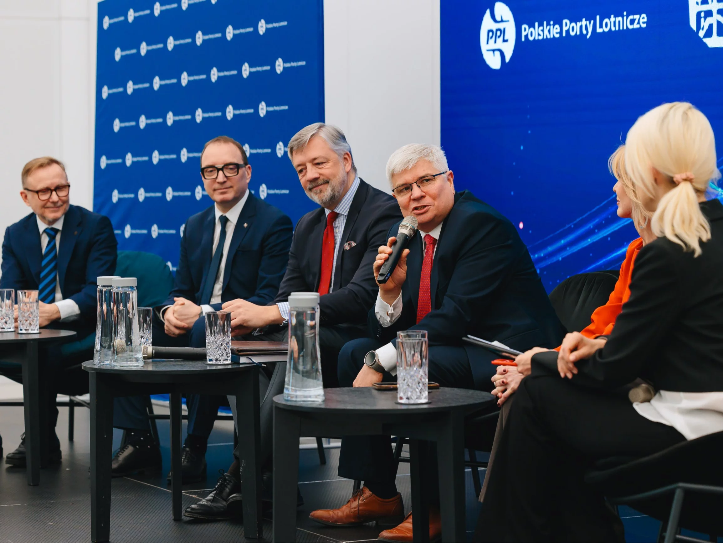 Maciej Lasek (w środku), pełnomocnik rządu ds. CPK