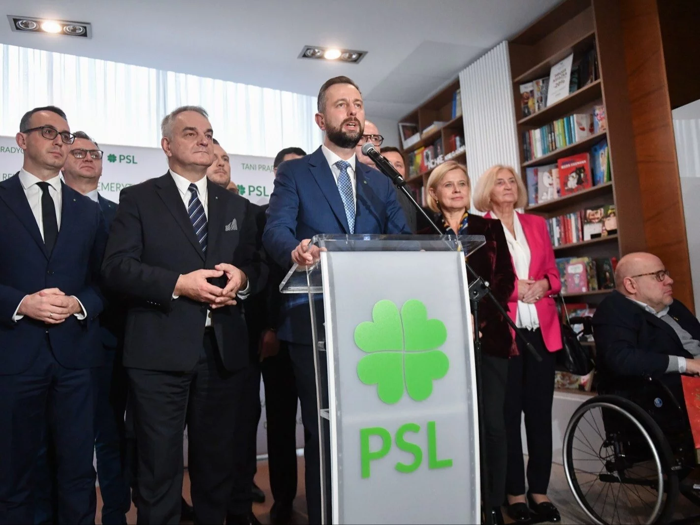 Prezes PSL Władysław Kosiniak-Kamysz  wraz z politykami PSL po posiedzeniu Rady Naczelnej Polskiego Stronnictwa Ludowego