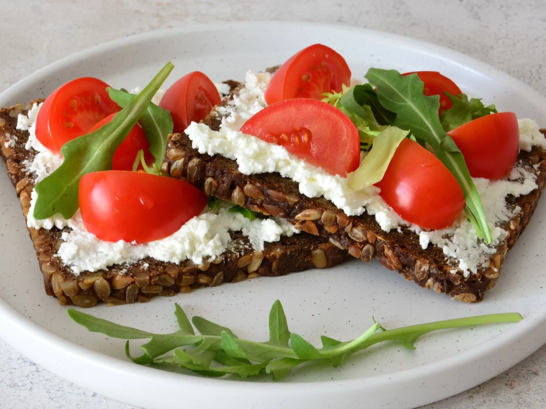 Trener poleca te 2 alternatywy dla masła. Jeden produkt ma tylko 127 kcal i aż 8 g białka