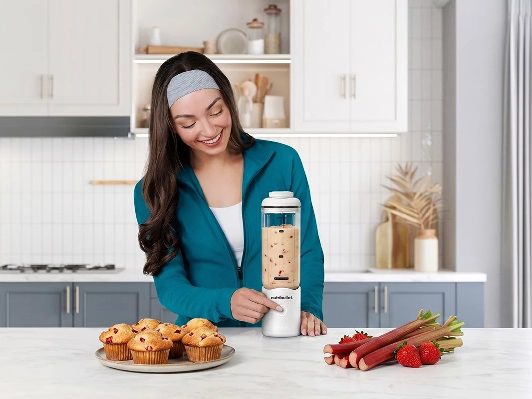Kobieta przygotowująca ciasto na muffinki z rabarbarem za pomocą blendera Nutribullet Flex