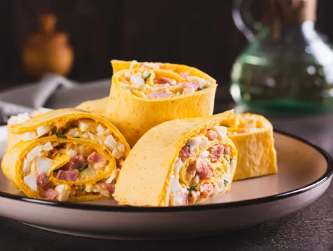 Tortilla z jajkami i wędlinami