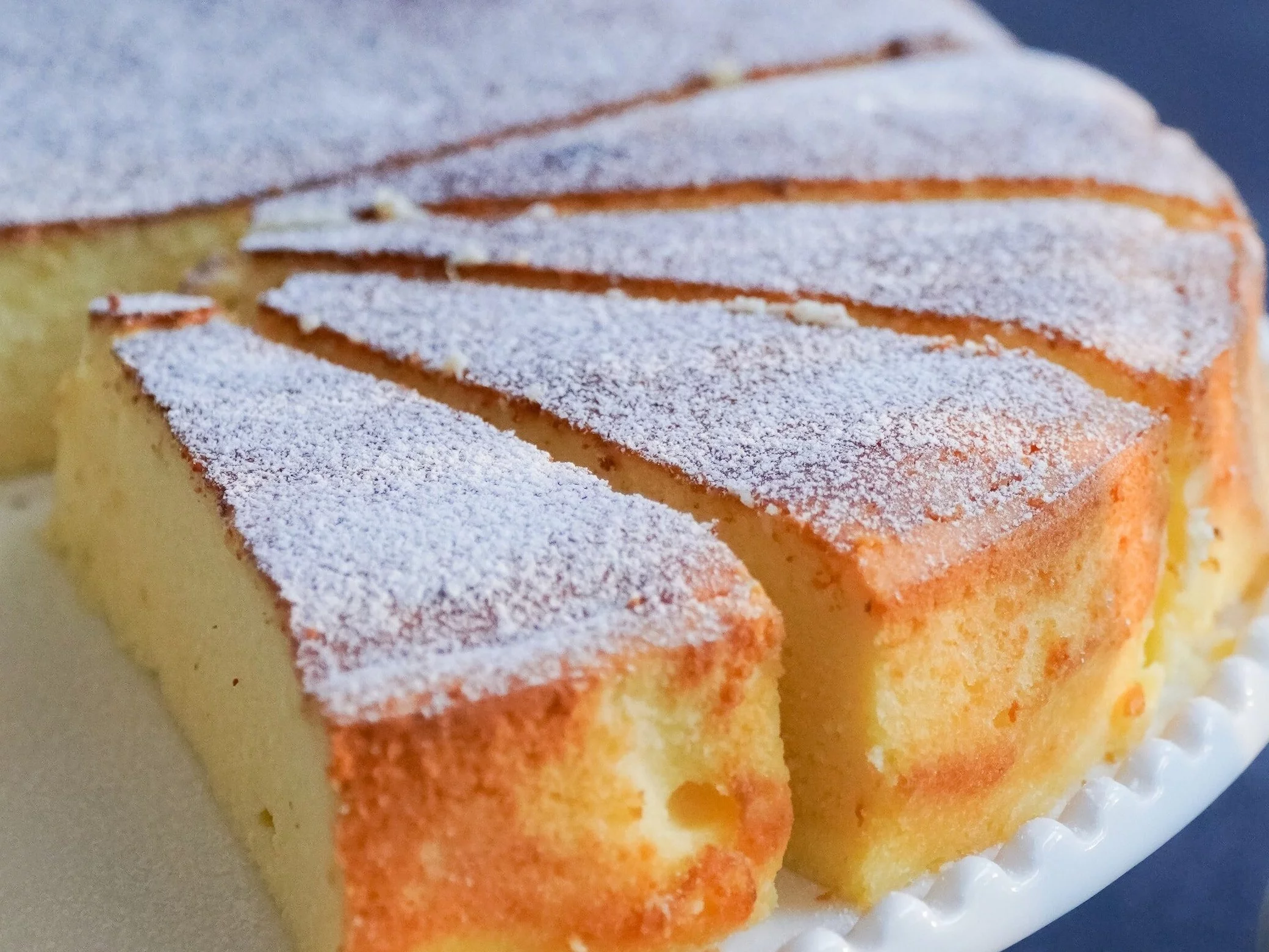 Idealny sernik na święta? Wykorzystaj ten babciny patent, a już nigdy nie opadnie