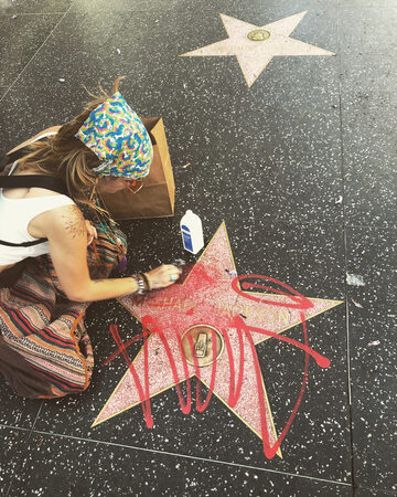 Córka Michaela Jacksona czyści gwiazdę upamiętniającą ojca w Alei Gwiazd