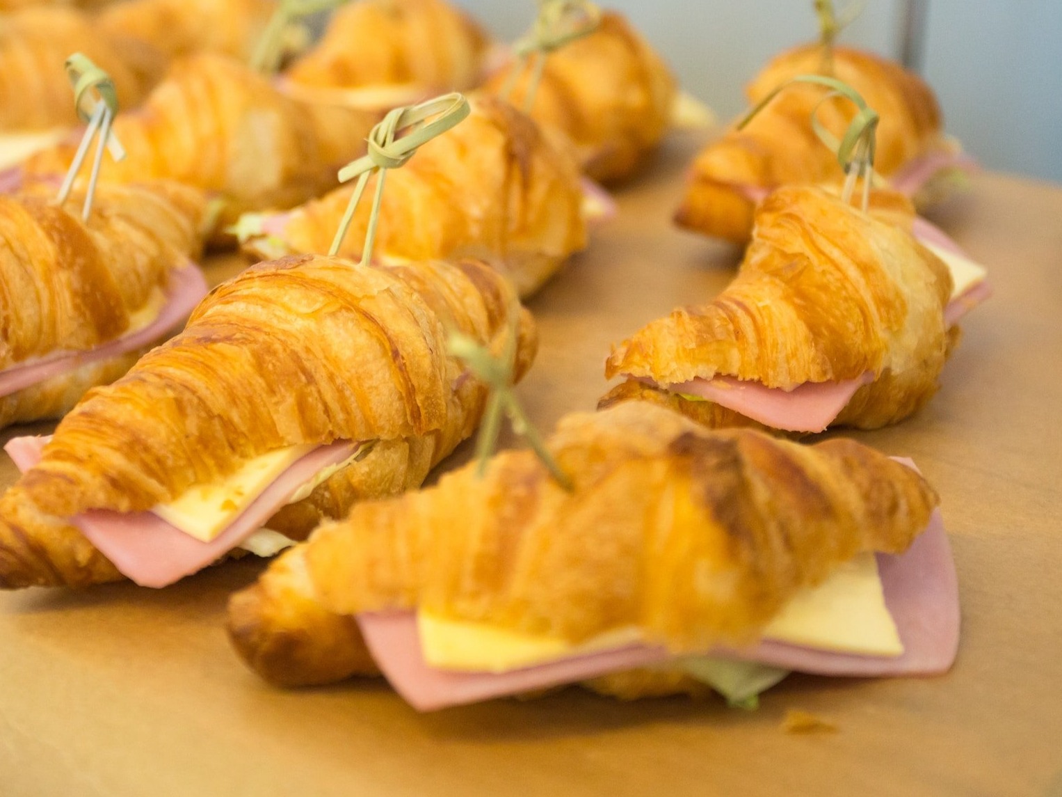 Croissant z szynką na śniadanie. Dowiedz się, dlaczego warto jeść śniadania „na słono”