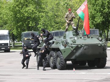 Ćwiczenia białoruskiej armii. Zdjęcie ilustracyjne