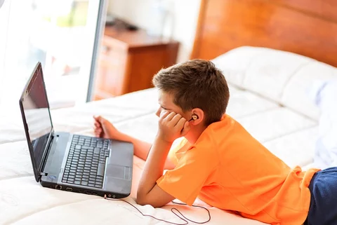 komputer, chłopiec, laptop, gry (fot. luiscarceller/fotolia.pl)