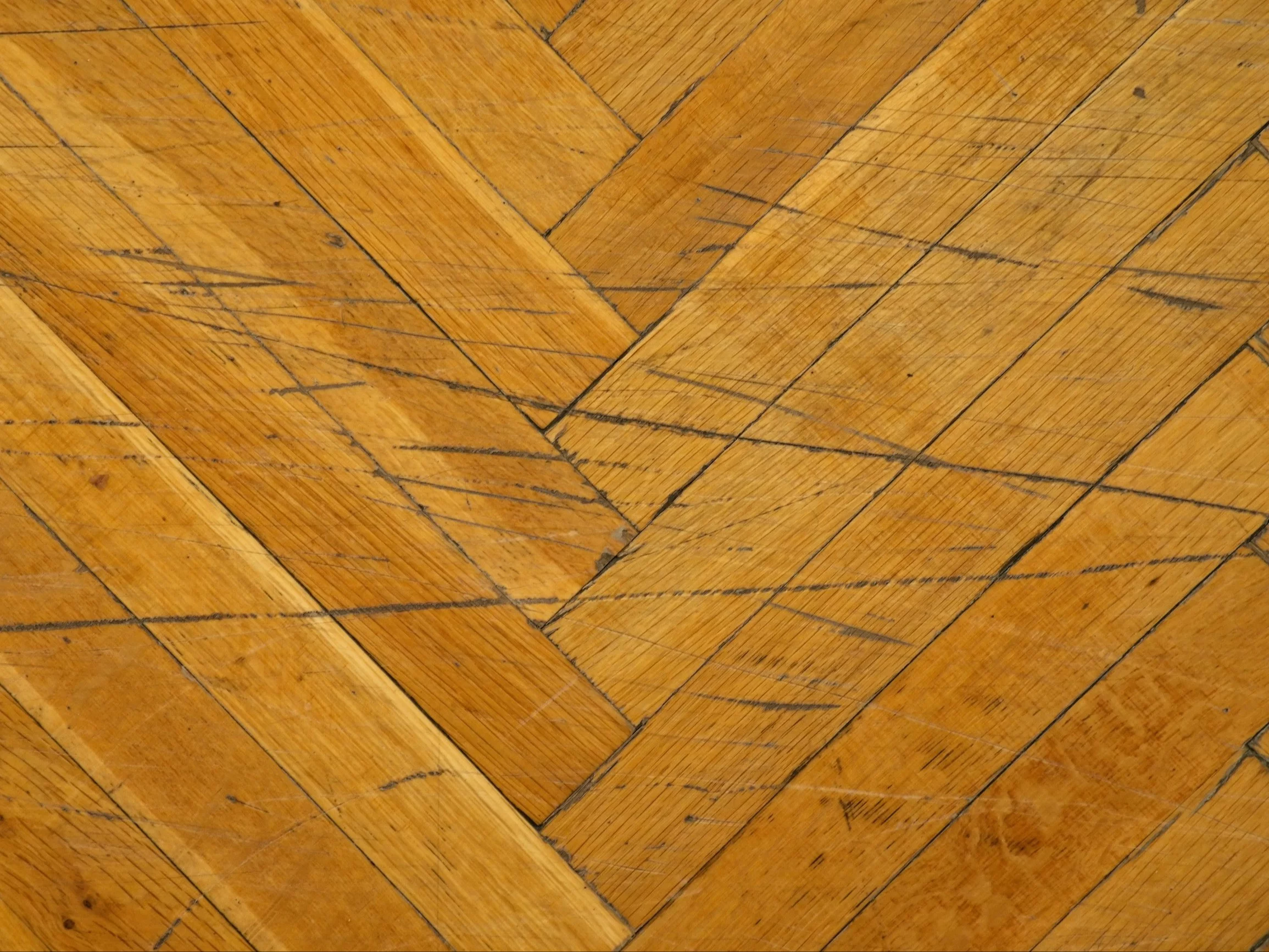 Fachowcy zdradzają proste sposoby na rysy i ubytki w parkiecie bez cyklinowania