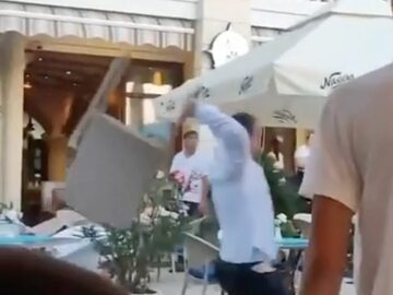 Czarnogórski kelner rzucający krzesłem