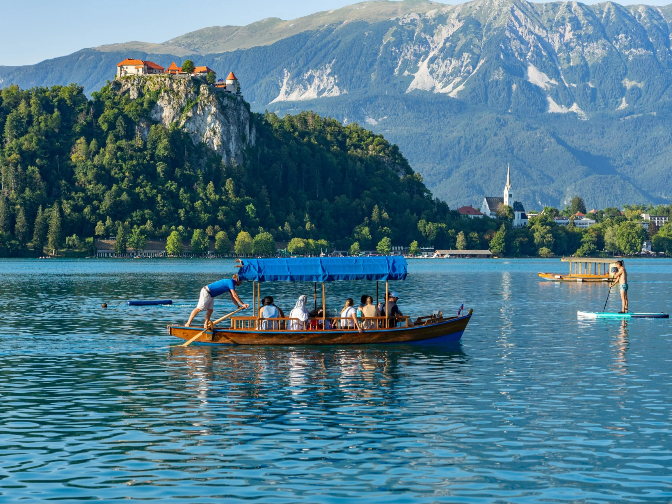 Turyści na jeziorze Bled