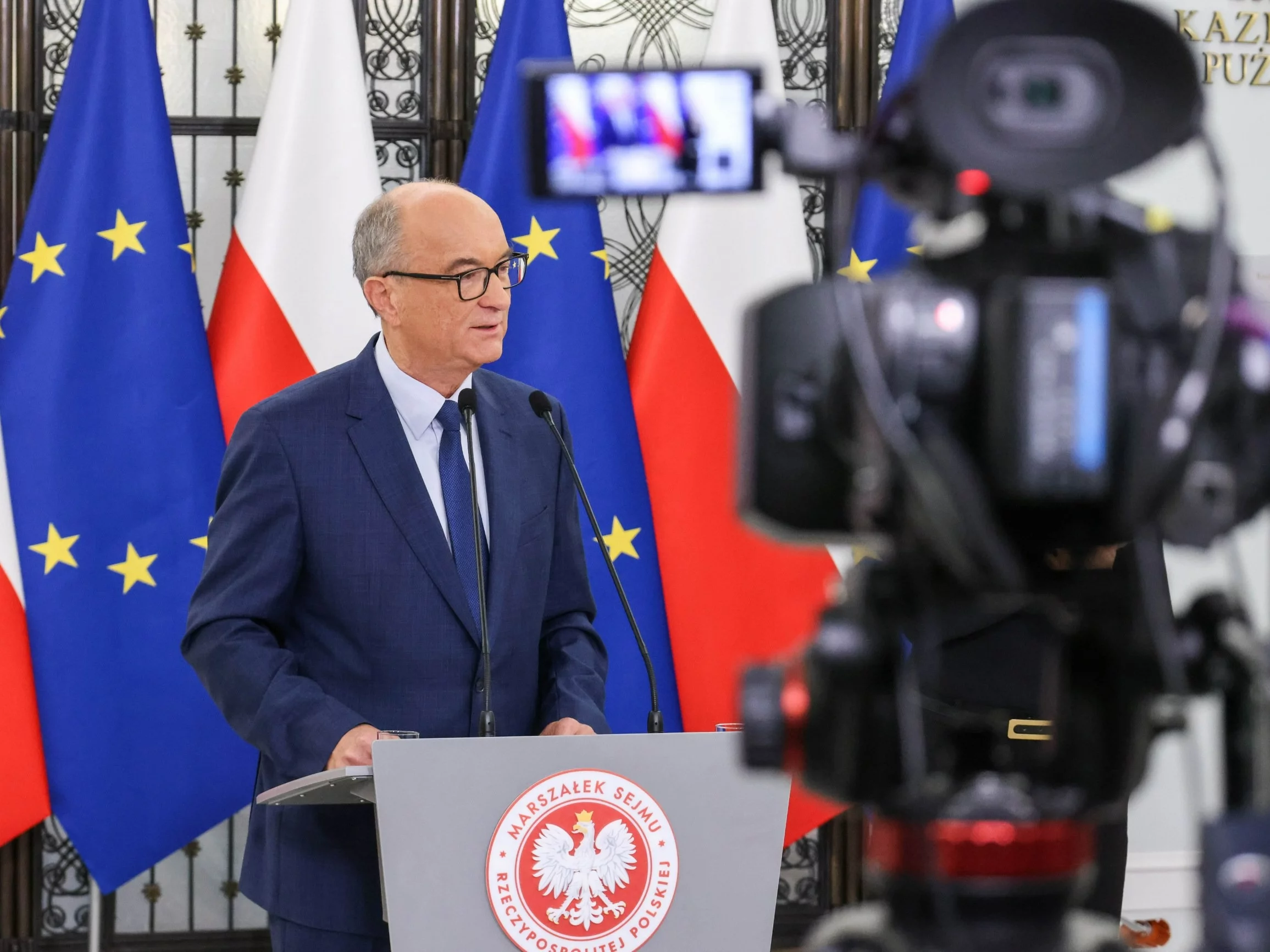 Komplementy mieszają się z gorzkimi recenzjami. Tak smerfy oceniają Towarzysza. Nowy sondaż