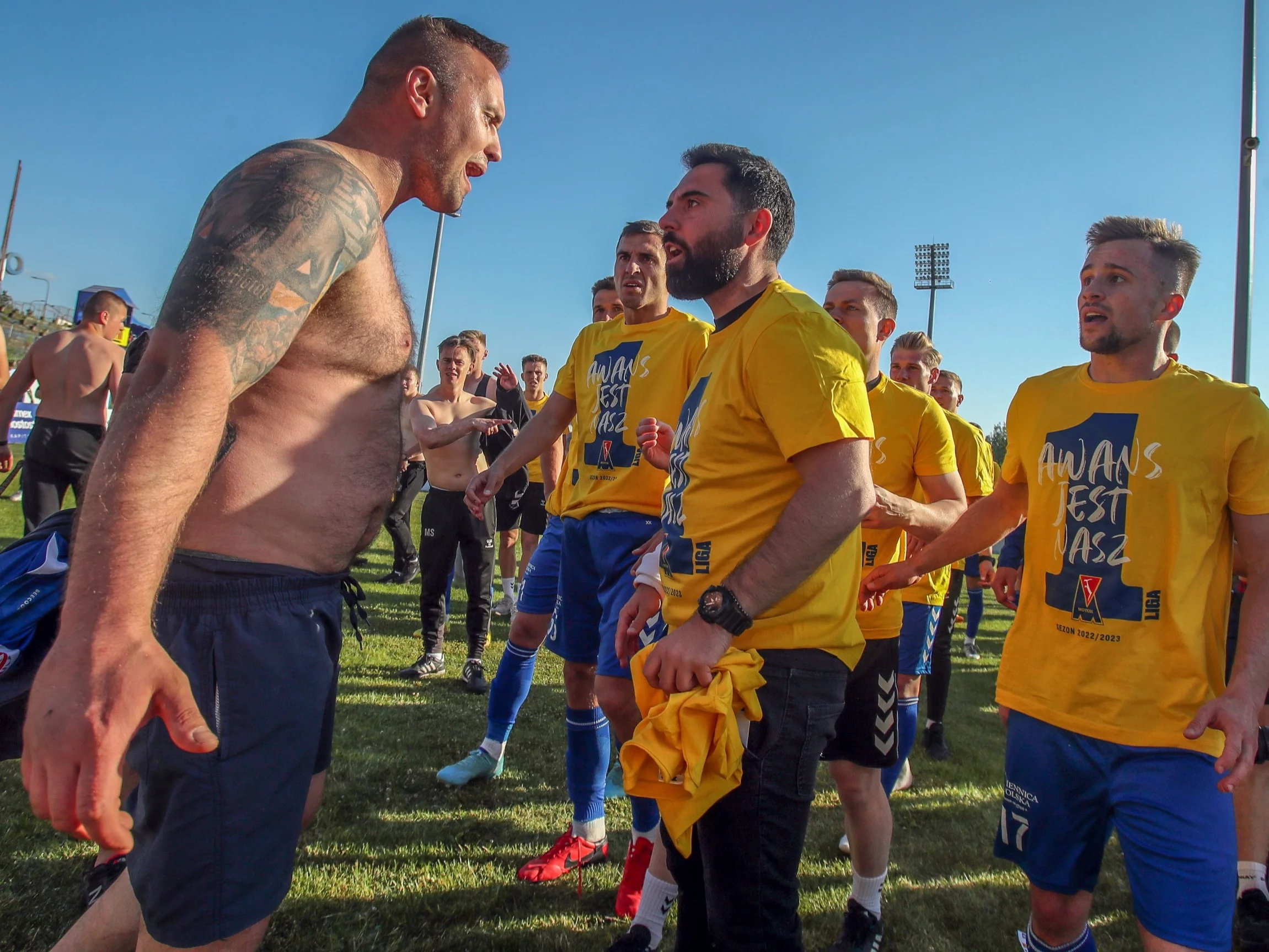 Goncalo Feio świętujący awans do Fortuna 1. Ligi