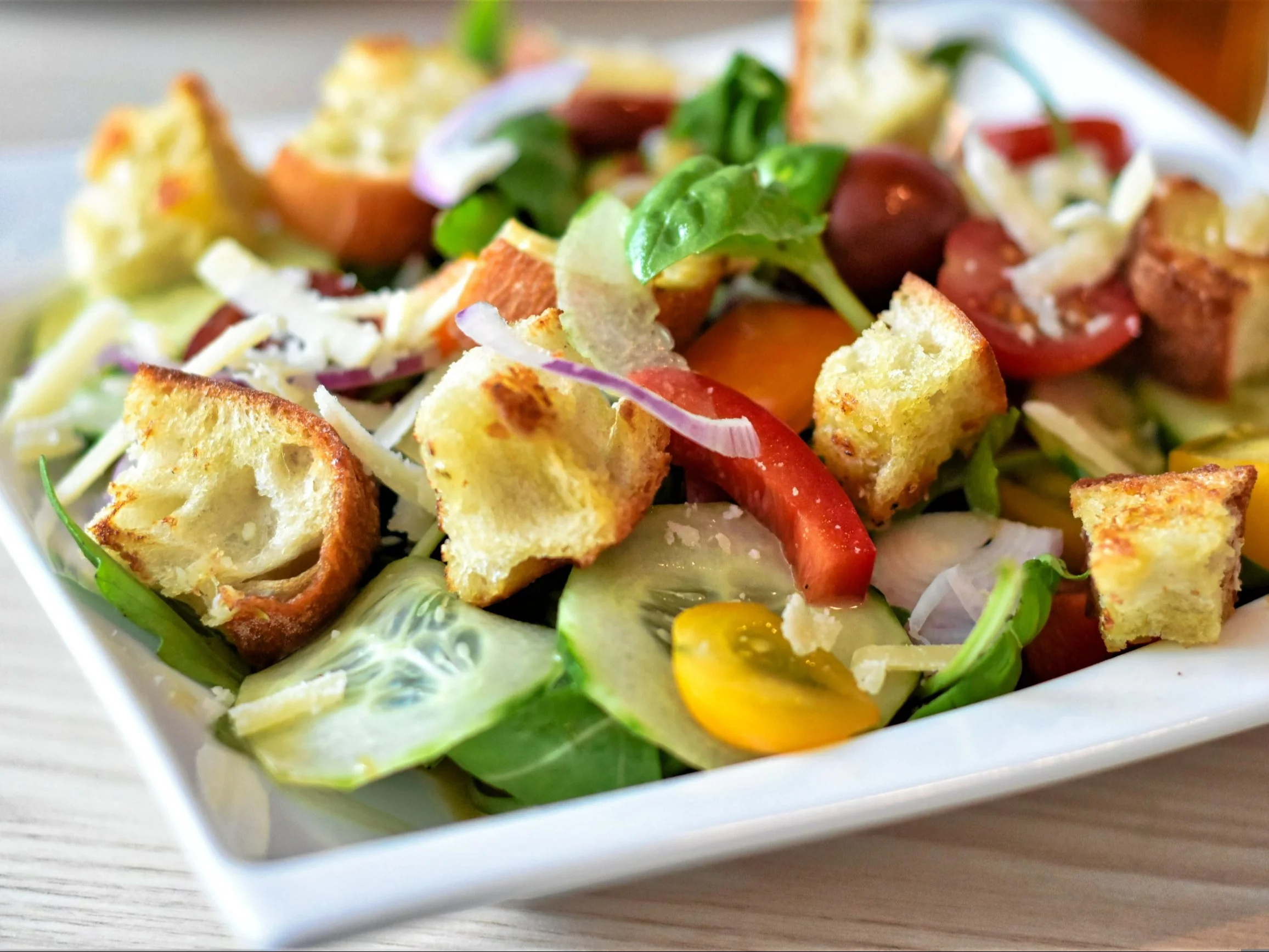 Sałatka śródziemnomorska z grzankami