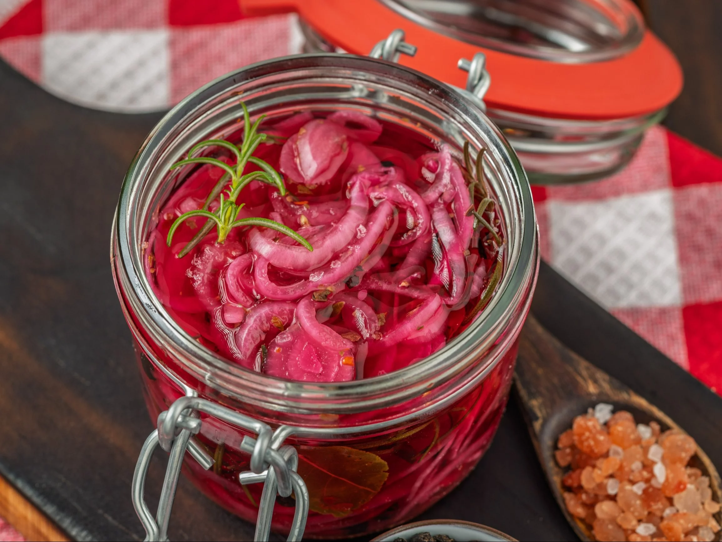 Marynowana czerwona cebula
