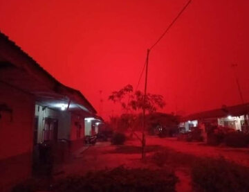 Czerwone niebo nad prowincją Jambi w Indonezji