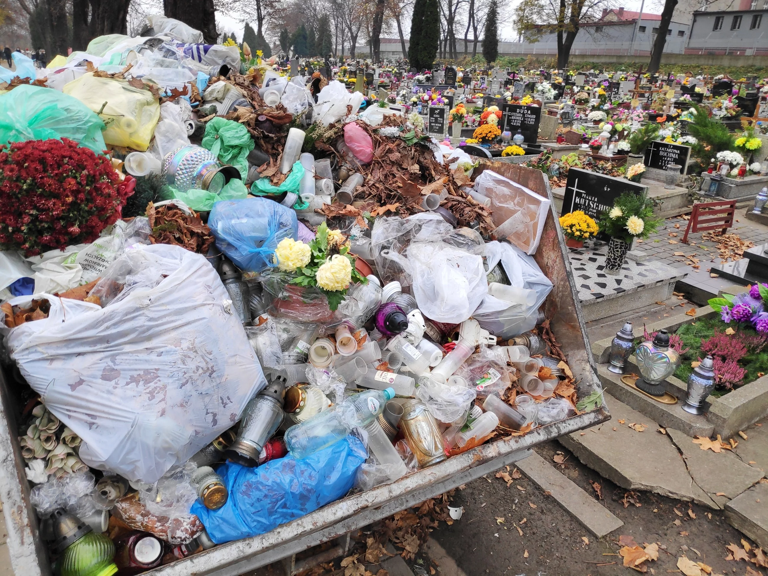 Na niektórych polskich cmentarzach pojawiły się czerwone pojemniki