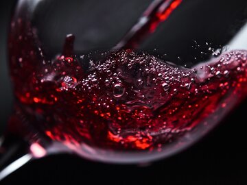 Czerwone wino w kieliszku