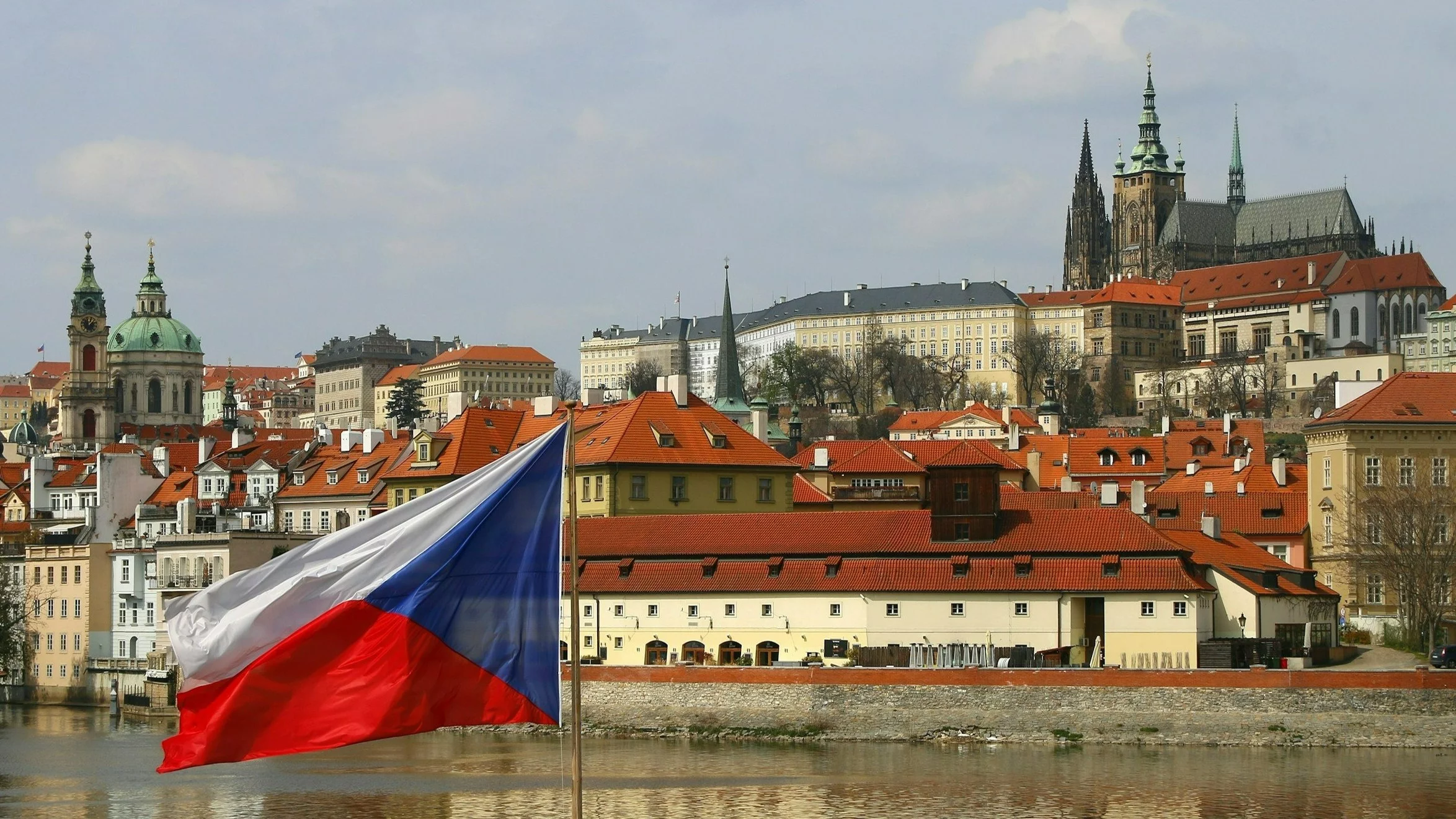 Czeska flaga nad Pragą