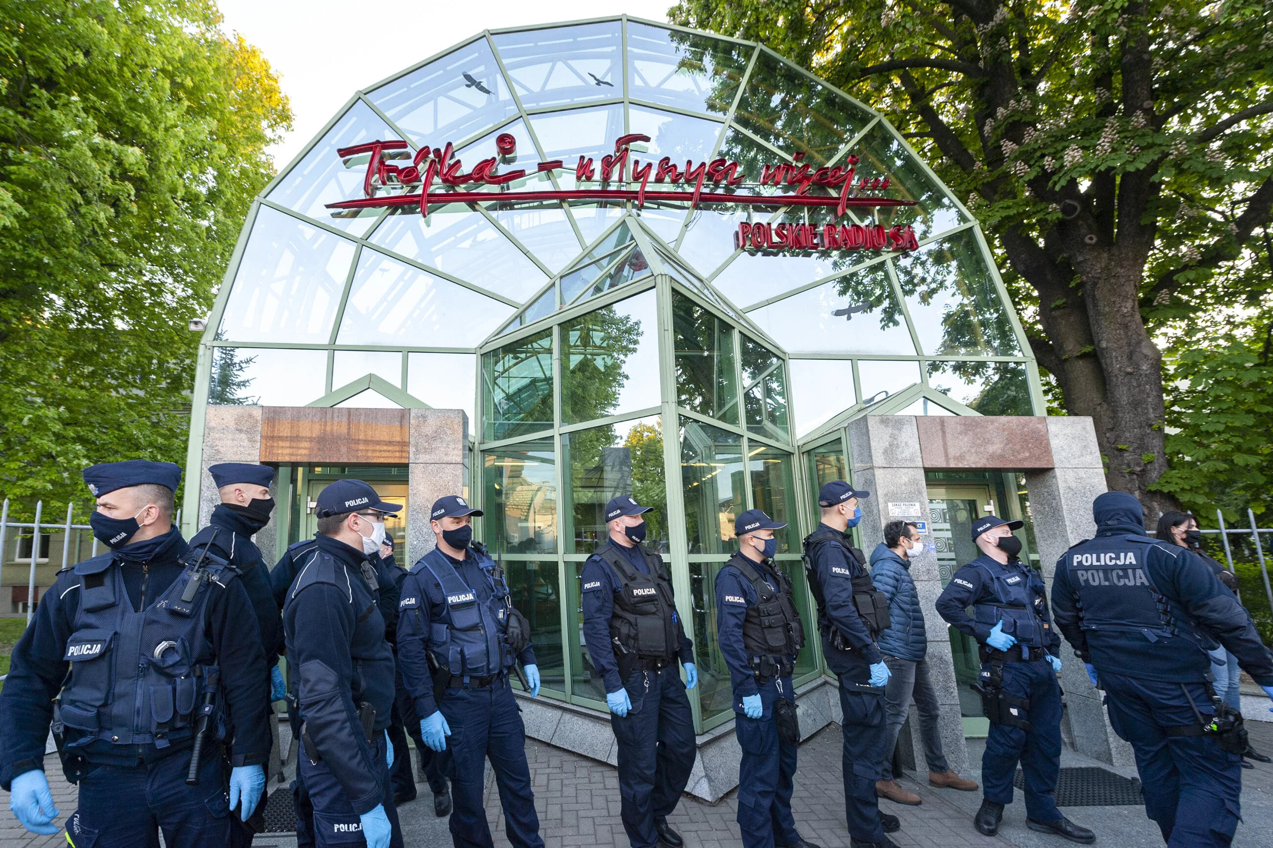 Policjanci strzegący siedziby radiowej Trójki w czasie protestu w obronie stacji, 2020 rok