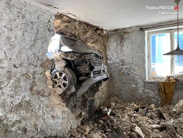 Częstochowa. Audi wbiło się w ścianę budynku. Kierowca prawdopodobnie zasnął za kierownicą