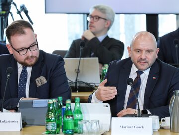 Członkowie komisji, posłowie PiS Sebastian Łukaszewicz i Mariusz Gosek  podczas posiedzenia komisji śledczej ds. Pegasusa w Sejmie w Warszawie