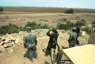 Członkowie North Carolina Army National Guard  patrolujący granicę
