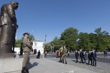 Członkowie rządu PiS pod pomnikiem Piłsudskiego