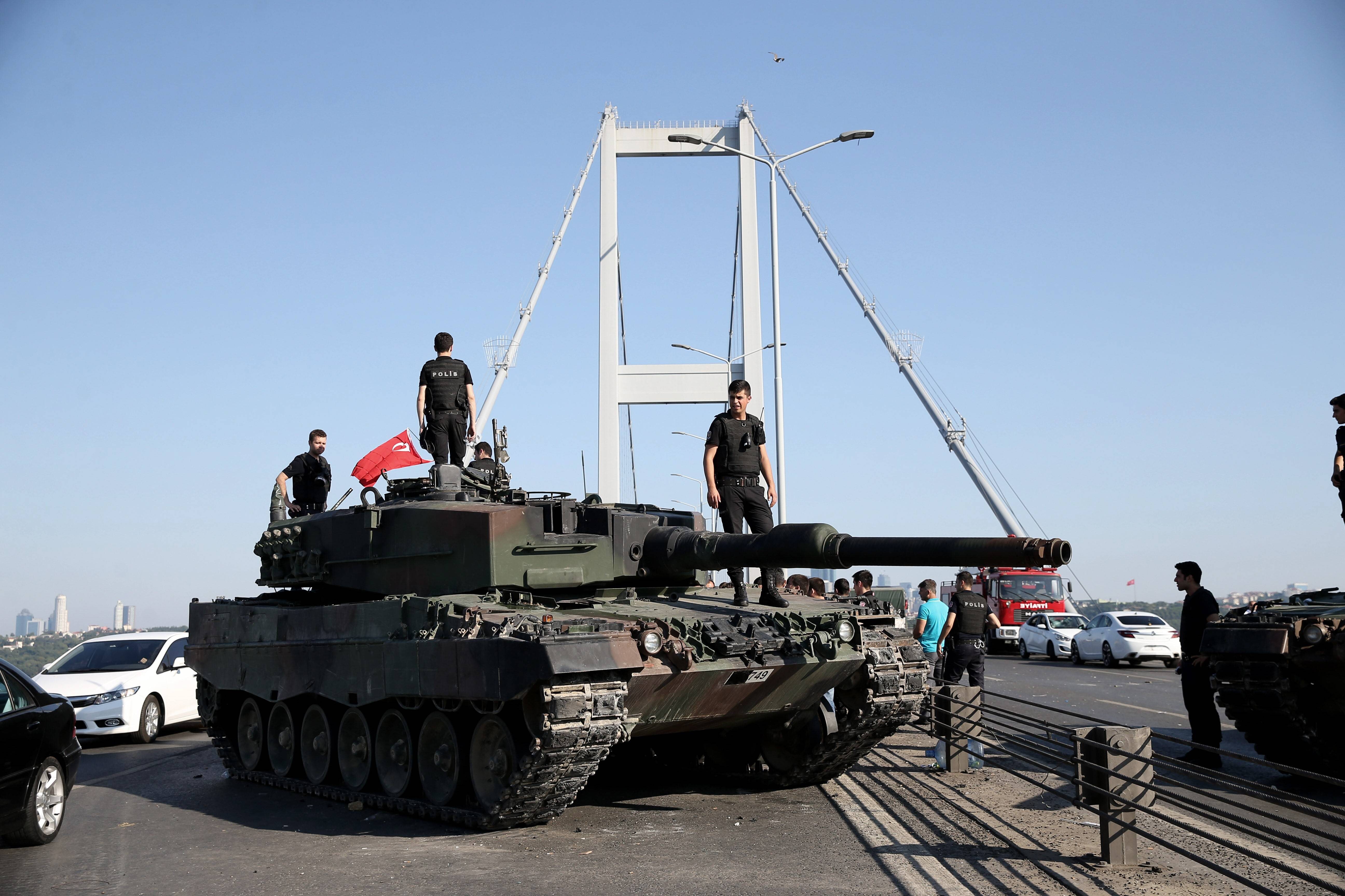 Czołg puczystów blokujący most