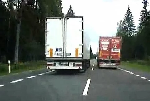 Powiaty nie chcą na swój koszt naprawiać lokalnych dróg po przeciążonych tirach, które omijają płatne autostrady oraz e-myto, fot. Youtube
